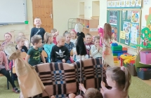 Dzieci prezentuja opowiesc uzywajac kukielek na patykach