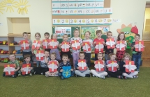 Dzieci prezentuja godla Polski z rolek po papierze