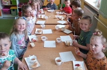 Dzieci jedza kielbaski z grilla (1)