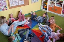 Radosne dzieci podczas zabaw z chusta Klanza.