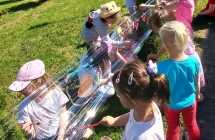 Malowanie farbami na folii