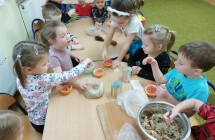 Pomaganie zwierzat zima poprzez wykonanie karmnikow z odpadow