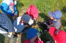 Przedszkolaki na lace z lupami