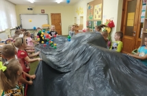 Dzieci wykorzystuja odpady do zabawy