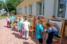 Plener malarski w na sztalugach w wykonaniu dzieci z gr.V