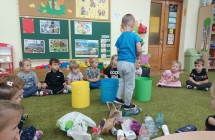 Dzieci segreguja smieci do odpowiednicch pojemnikow