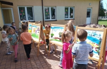 Dzieci maluja prace pt. Nasza natura