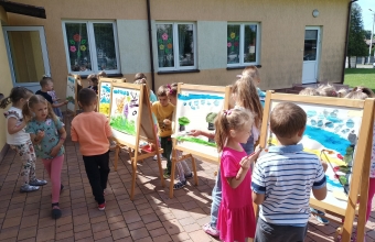 Dzieci maluja prace pt. Nasza natura