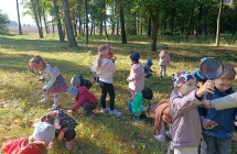 Dzieci prowadza obserwacje przyrody za pomoca lup