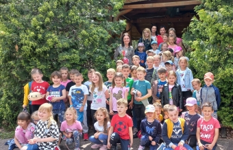 Dzieci z gr. VII i VIII przed Chata Grodziecka.