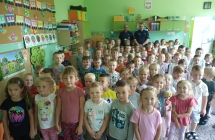 Dzieci z policjantami