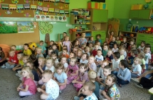 Dzieci sluchaja pogadanki policjantow