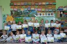 Zdjecie grupowe z dyplomami