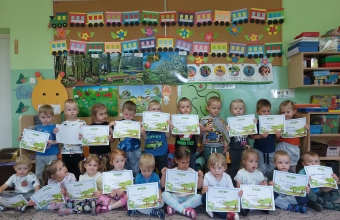 Zdjecie grupowe z dyplomami