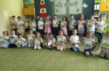 dzieci trzymaja dyploy