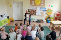 Pan Janusz prezentuje beben