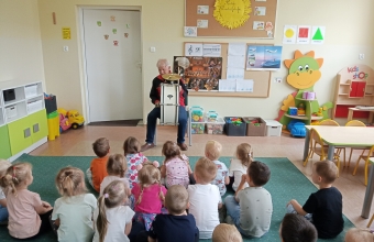 Pan Janusz prezentuje beben