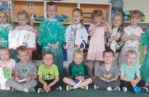 dzieci w stroju lekarza