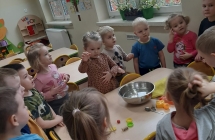 Doswiadczenie co plywa a co tonie.