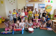 dzieci grajana instrumentach