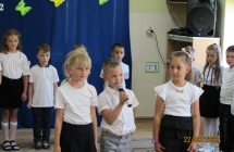 Dzieci z gr. VII recytuja wiersz