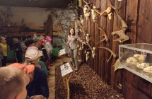 Dzieci w Izbie edukacyjnej