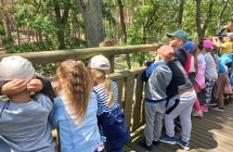 Dzieci podziwiaja krajobraz z platformy widokowej