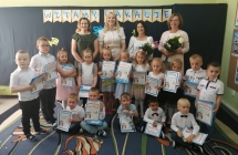 Zdjecie grupowe z paniami i dyrektorem_resized_20220626_122646119