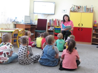 gr. III projekt Maly mis w swiecie wielkiej literatury - mama Letycji czyta nam bajke