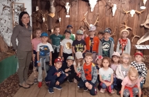 Dzieci na tle eksponatow