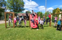 Dzieci na placu zabaw