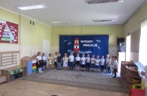 gr. III Zakonczenie Roku - gra na marakasach do piosenki Juz wkrotce wakacje