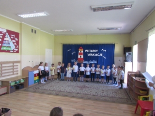 gr. III Zakonczenie Roku - gra na marakasach do piosenki Juz wkrotce wakacje