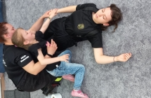 Dziecko cwiczy ulozenie w pozycji bezpiecznej