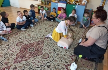 Dziewczynka cwiczy na fantomie