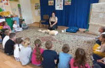 Dzieci z gr. VII sluchaja p. strazak.