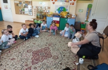 P. strazak objasnia na fantomie znaczenie i zasady stosowania chwytu czolo-zuchwa