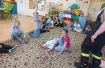 P. strazak nadzoruje ulozenie pozycji bezpiecznej.