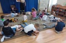 Dzieci cwicza ukladanie poszkodowanego w pozycji bezpiecznej
