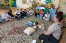 Chlopiec cwiczy na fantomie.