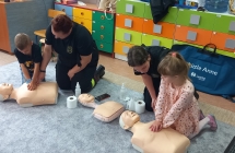 Dzieci wykonuja masaz serca