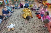 Dziecko przykryte folia zycia