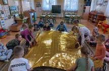 Dzieci podczas zabawy z folia zycia.