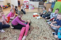 Dzieci cwicza ukladanie w pozycji bezpiecznej