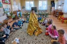 Dzieci poznaja wlasciwosci folii zycia