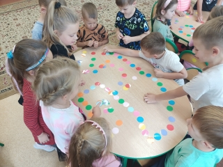 Zabawa przy stolikach z wykorzystaniem kol