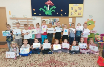 Dzieci z gr. VII z pracami plastycznymi