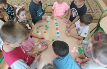 Dzieci bawia sie kolorowymi kropkami
