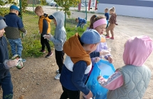 Przedszkolaki porzadkuja otoczenie