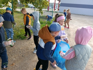 Przedszkolaki porzadkuja otoczenie